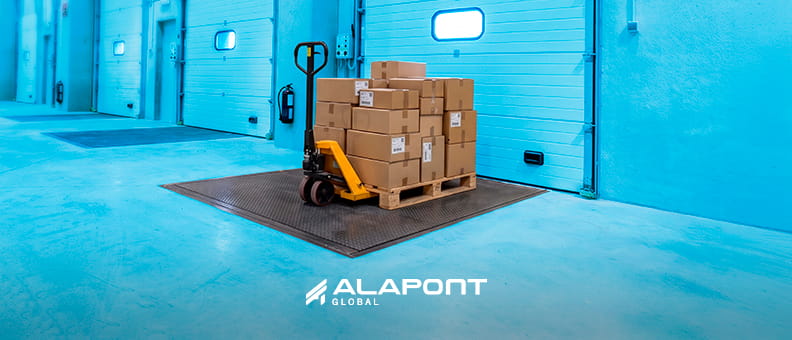 Rampe niveleuse industrielle en fonctionnement lors des tâches de chargement et de déchargement de marchandises sur un quai logistique
