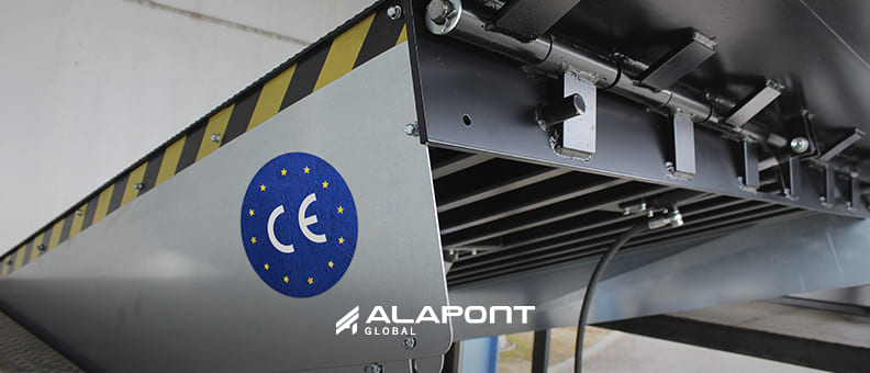 Marquage de sécurité CE de l'Union européenne imprimé sur une rampe de chargement industrielle