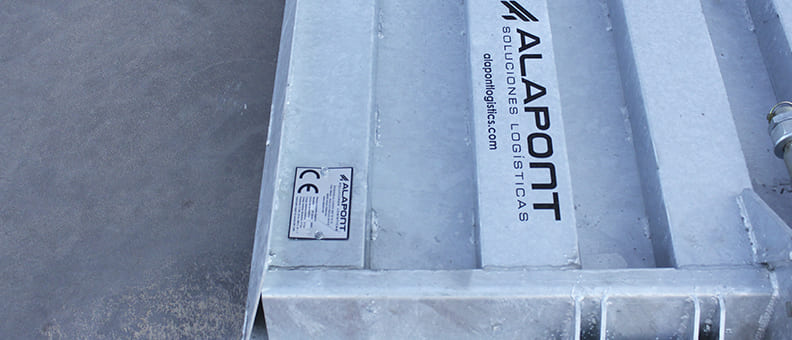 Plaque d'identification métallique avec le logo CE et la marque Alapont sur un niveleur de quai