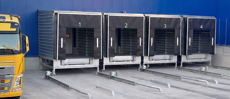 Quatre quais de chargement extérieurs avec sas isothermes numérotés de un à quatre